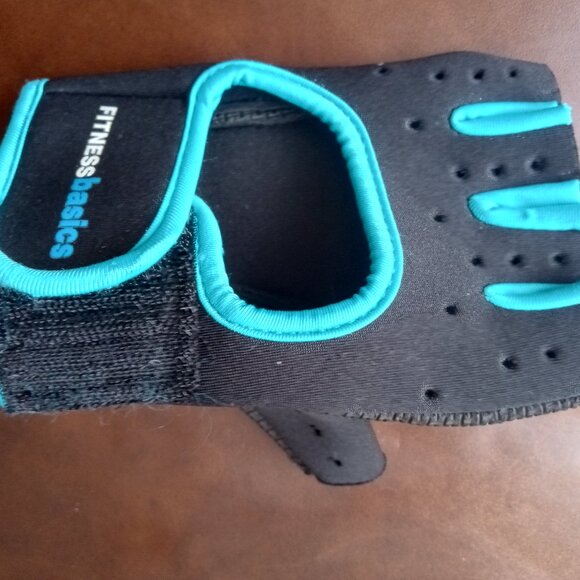 FITNESSbasics Workout Gloves - Picture 3 of 4
